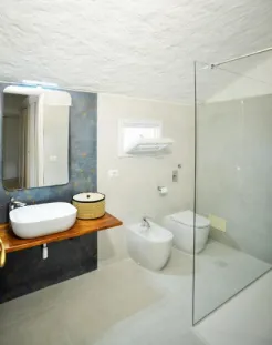 Bathroom facilities at kitesurf hostel in Sicily