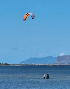 Two-person kitesurfing lesson on the lagoon