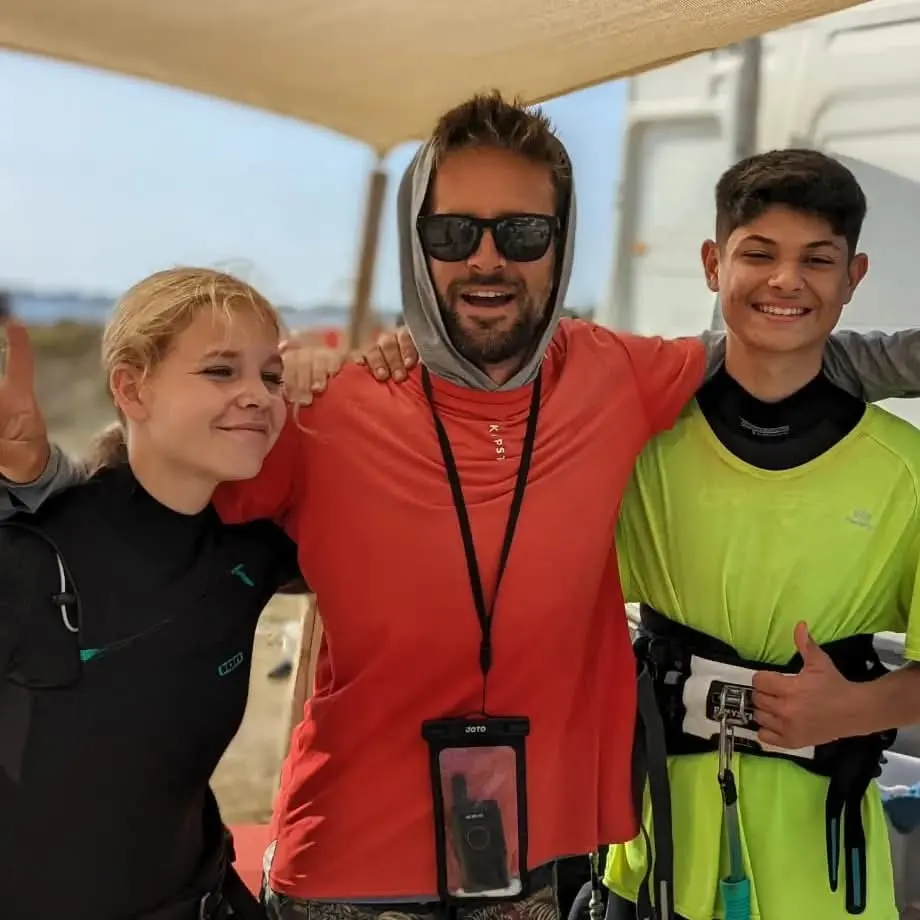 Das Kite Me Up Team mit jungen Schülern
